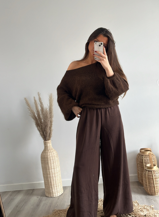 FENNA - Off-shoulder Choco Trui (PRE-ORDER: verzending 2/12 of 3/12)